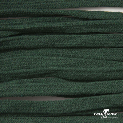 Шнур плетеный d-8 мм плоский, 70% хлопок 30% полиэстер, уп.85+/-1 м, цв.1016-т.зеленый - купить в Красноярске. Цена: 742.50 руб.